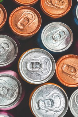 Bir grup alüminyum kutu, soğuk içecek. Üst görünüm.