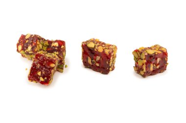 Nar ve şam fıstıklı tatlı rulo, Türk tatlıları. Türk rahat beyaz zemin üzerinde izole.