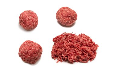 Beyaz arkaplanda çiğ et topları izole.