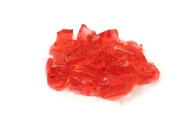 Beyaz arka planda izole edilmiş tatlı meyve jölesi. Jelatin küpleri.