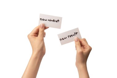 Yeni zihniyet - beyaz arka planda izole edilmiş bir kadının elindeki bir karttaki yeni sonuç metni.  