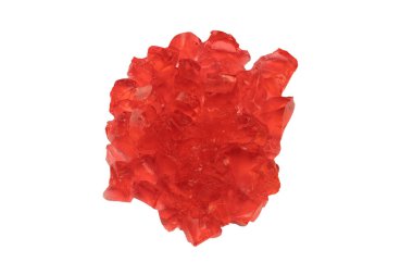 Beyaz arka planda izole edilmiş tatlı meyve jölesi. Jelatin küpleri.