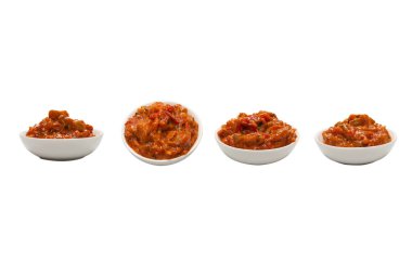 Beyaz arka planda izole edilmiş bir kasede sebze güveci.. 