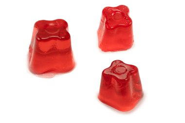 Beyaz arka planda izole edilmiş tatlı meyve jölesi.. 