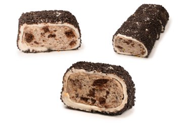 Çikolata ve fındıklı tatlı rulo, Türk tatlıları. Türk rahat beyaz zemin üzerinde izole. 