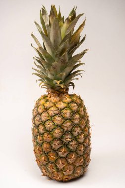 Beyaz arka planda izole edilmiş ananas. Üst görünüm.