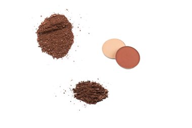 Makyaj malzemeleri. Kahverengi göz farı ezilmiş palet, beyaz arka planda izole edilmiş renkli göz farı tozu..