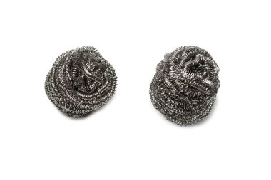 Bulaşık süngeri beyaz arka planda izole edilmiş. Temizleyici, mutfak kazıyıcısı.. 