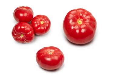 Beyaz arka planda kırmızı taze domates.. 