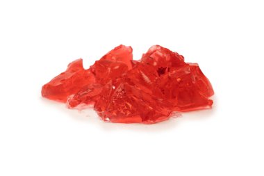 Beyaz arka planda izole edilmiş tatlı meyve jölesi. Jelatin küpleri.