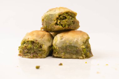 Türk fıstıklı baklavası beyaz zemin üzerinde izole edilmiş. 