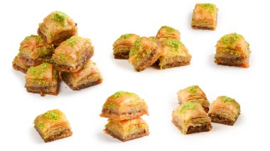 Beyaz arka planda fıstıklı baklava. Tatlı..