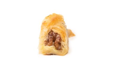 Beyaz arka planda cevizli enfes tatlı baklava. Üst görünüm.