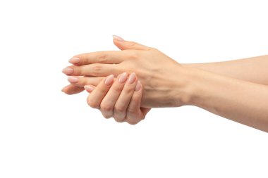 Kadın elleri beyaz bir arka planda izole edilmiş. Çıplak tırnak cilası. 