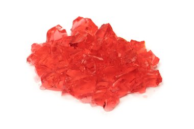 Beyaz arka planda izole edilmiş tatlı meyve jölesi. Jelatin küpleri.