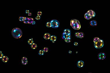 Sabun köpükleri siyah arka planda izole edilmiş. Boşluğu kopyala. 