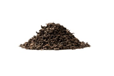 Beyaz arka planda izole edilmiş kuru çay yaprakları. Üst görünüm.