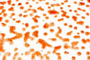 Kırmızı reçel beyaz arka planda izole edilmiş. Üst görünüm. 