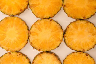Beyaz arka planda ananas sulu sarı dilimler. Üst görünüm.