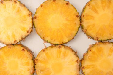Beyaz arka planda ananas sulu sarı dilimler. Üst görünüm.