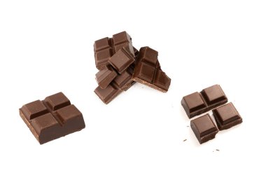 Beyaz bir arka plan üzerinde izole çikolata. 