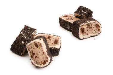 Çikolata ve fındıklı tatlı rulo, Türk tatlıları. Türk rahat beyaz zemin üzerinde izole. 