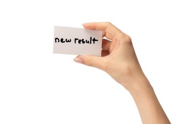 Yeni zihniyet - beyaz arka planda izole edilmiş bir kadının elindeki bir karttaki yeni sonuç metni.  