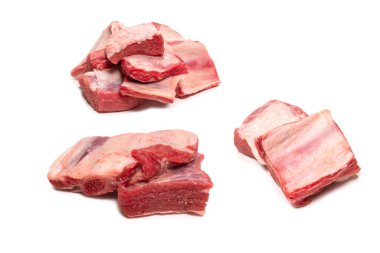 Beyaz arka planda çiğ pirzola. Üst görünüm. 