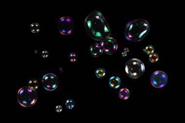 Sabun köpükleri siyah arka planda izole edilmiş. Boşluğu kopyala. 