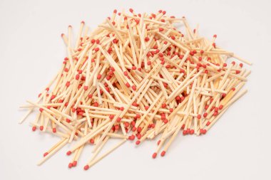 Arka planda izole edilmiş yeni kibrit çöpleri. Üst görünüm. 