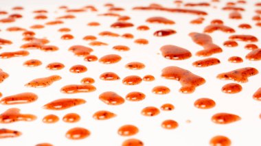 Kırmızı reçel beyaz arka planda izole edilmiş. Üst görünüm. 