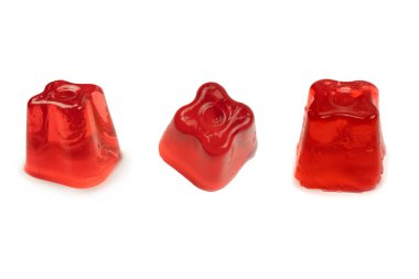 Beyaz arka planda izole edilmiş tatlı meyve jölesi.. 