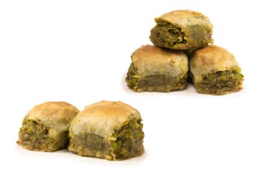 Türk fıstıklı baklavası beyaz zemin üzerinde izole edilmiş. 