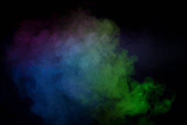 Siyah arka planda yeşil ve beyaz buhar. Boşluğu kopyala.