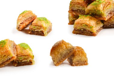 Beyaz arka planda fıstıklı baklava. Tatlı..