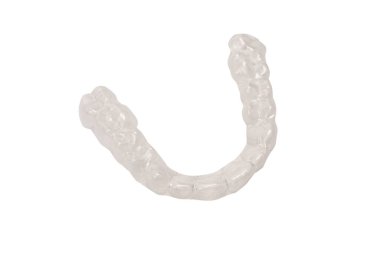 Beyaz arka planda saydam ağız koruyucusu izole edilmiş.. 