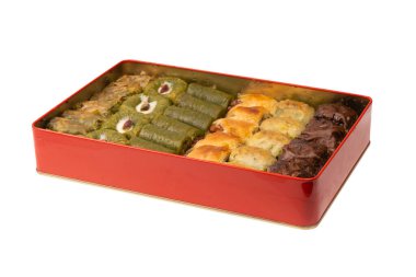 Türk şam fıstıklı baklavası beyaz arka planda izole edilmiş. Türkçe tatlı baklava çeşitleri. Ceviz baklavası.