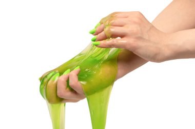 Beyaz arka planda yeşil tırnaklı yeşil balçık oyuncağı. 