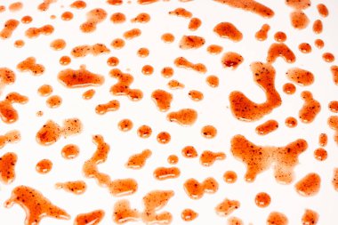 Kırmızı reçel beyaz arka planda izole edilmiş. Üst görünüm. 