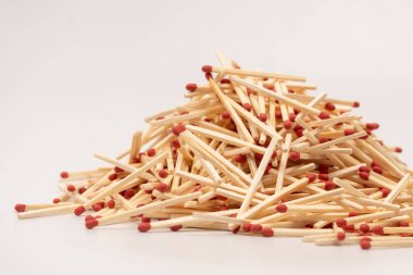 Arka planda izole edilmiş yeni kibrit çöpleri. Üst görünüm. 