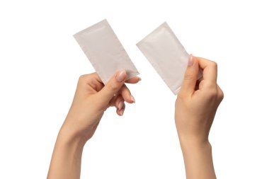 Beyaz arka planda izole edilmiş bir kadının ıslak mendili. Boşluğu kopyala. 