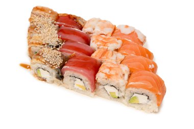 Suşi, somon, karides, yılan balığı ve beyaz arka planda izole edilmiş ton balığı.. 