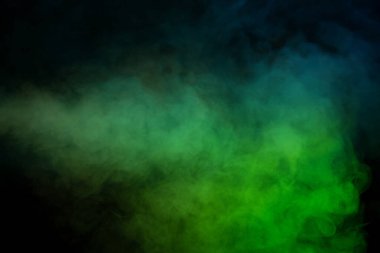 Siyah arka planda mavi ve yeşil buhar. Boşluğu kopyala.