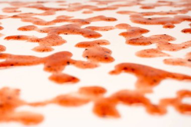 Kırmızı reçel beyaz arka planda izole edilmiş. Üst görünüm. 