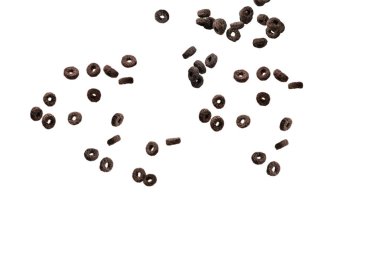 Çikolata halkaları gevrekleri bir kaseye dökülür. Kahvaltıda. Beyaz bir arkaplanda izole edilmiş. 