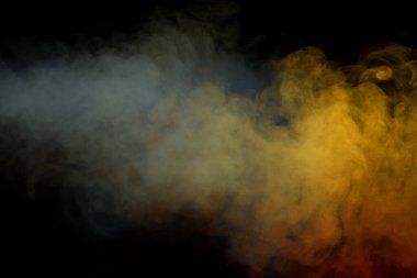 Siyah arka planda mavi ve sarı buhar. Boşluğu kopyala.