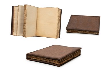 Beyaz bir arkaplanda izole edilmiş boş eski bir defter. Boşluğu kopyala.  