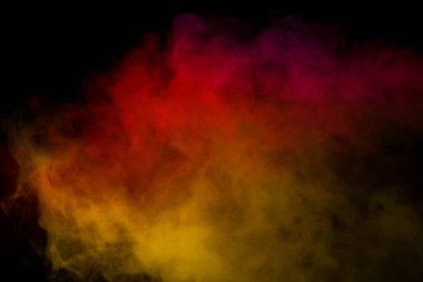 Siyah arka planda sarı buhar. Boşluğu kopyala.