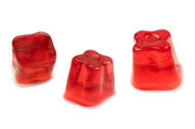 Beyaz arka planda izole edilmiş tatlı meyve jölesi.. 