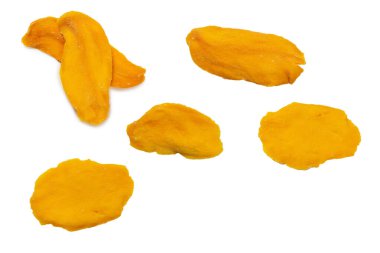 Beyaz arka planda izole edilmiş kuru, lezzetli mango dilimleri. Üst görünüm. 
